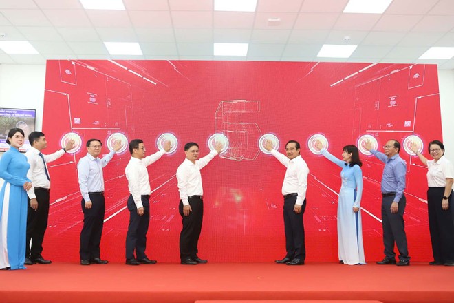 Lãnh đạo TP.HCM và các sở, ngành thực hiện nghi thức ra mắt Trung tâm Phục vụ hành chính công.