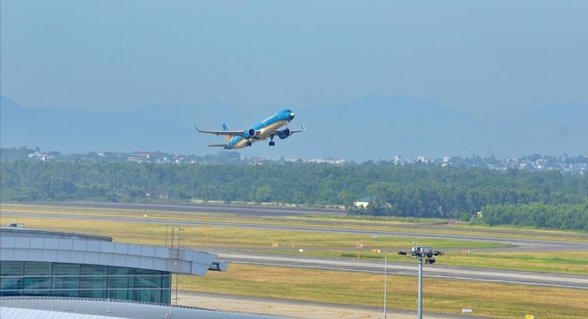 Một tàu bay của Vietnam Airlines cất cánh từ Cảng hàng không quốc tế Đà Nẵng. Ảnh: TTXVN. 