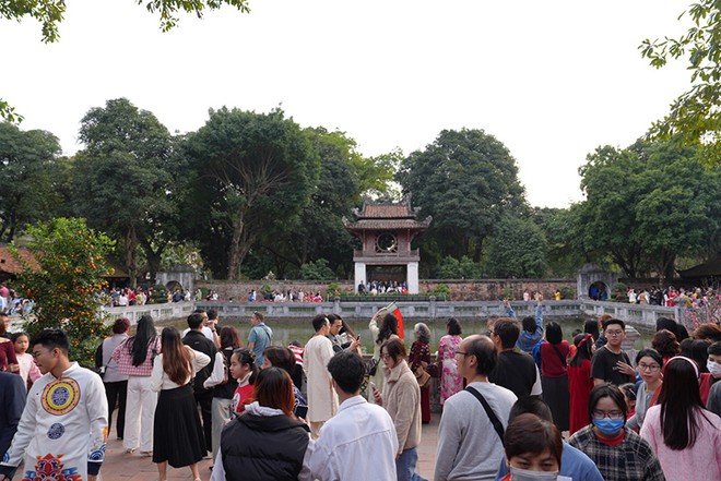 Văn Miếu Quốc Tử Giám đón gần 23.000 lượt khách trong 4 ngày nghỉ Tết Dương lịch 2026.