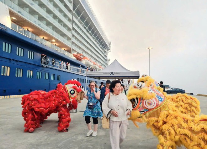 Du khách quốc tế hào hứng khi được chào đón tại Cảng tàu khách du lịch quốc tế Hạ Long, Quảng Ninh.