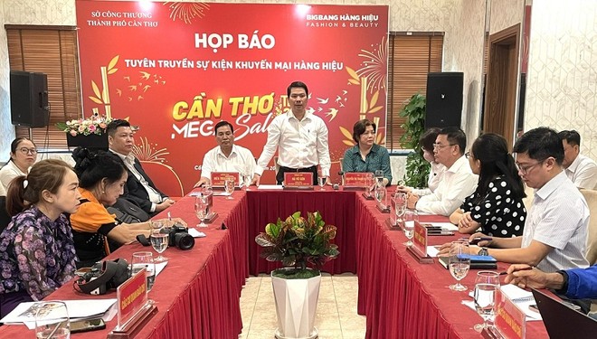 Giám đốc Sở Công thương TP. Cần Thơ Hà Vũ Sơn phát biểu tại buổi họp báo giới thiệu sự kiện Khuyến mại hàng hiệu Cần Thơ Mega Sale 2026.