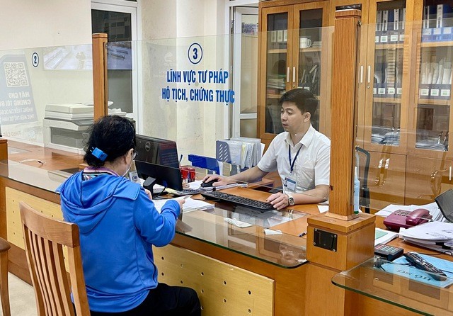 Công chức xã phường thực hiện nhiệm vụ. Ảnh Minh họa.