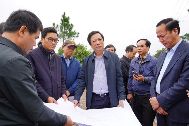 Phó Chủ tịch UBND tỉnh Quảng Trị Hoàng Nam (ở giữa) đi kiểm tra địa điểm dự kiến xây dựng nhà ga tại phường Nam Đông Hà. Ảnh: Trường Nhật