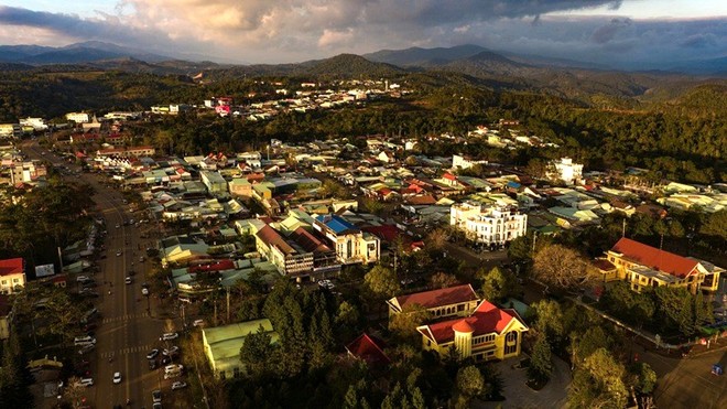 Hàng chục lô đất ở các tuyến đường chính thuộc khu vực trung tâm xã Măng Đen được đấu giá thành công. 