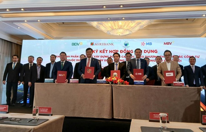 Quang cảnh lễ ký kết hợp đồng tín dụng cho Dự án. 