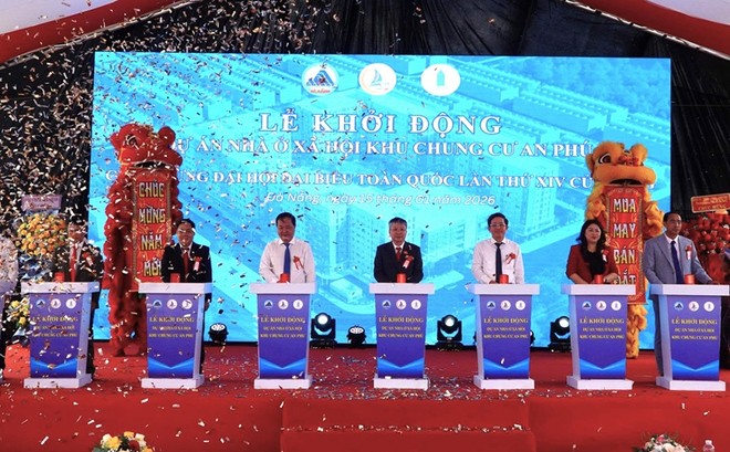 Các đại biểu thực hiện nghi thức khởi động Dự án Nhà ở xã hội Khu chung cư An Phú. 