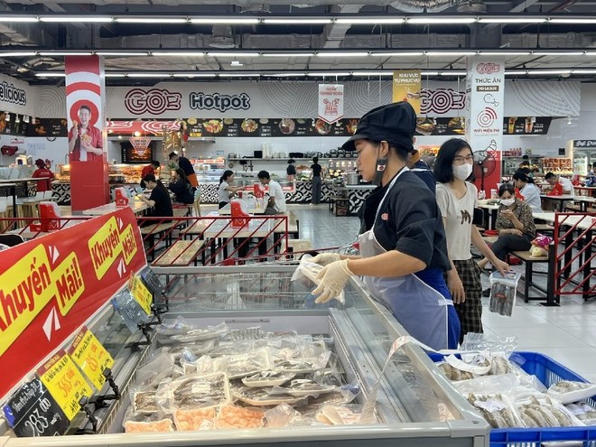 Cùng với thị trường truyền thống, doanh nghiệp bán lẻ đang mở rộng kênh trực tuyến, giao theo lịch và đóng gói theo combo để phục vụ nhóm khách hàng trẻ tuổi, bận rộn.