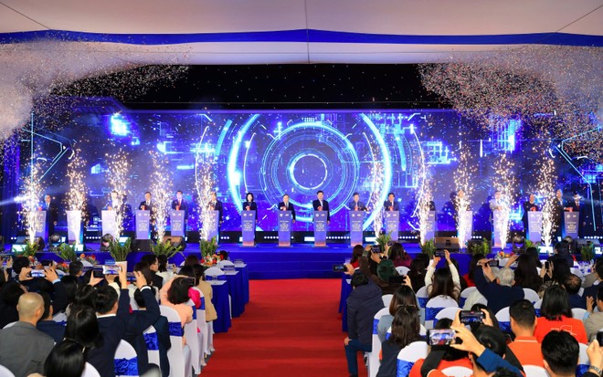 Các đại biểu thực hiện nghi thức khởi công dự án.