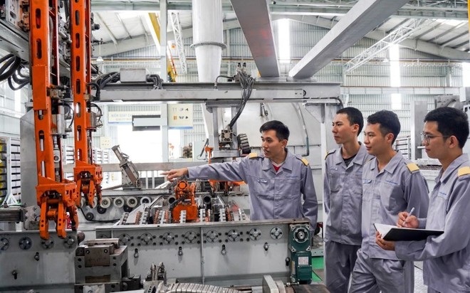 : Cải thiện môi trường đầu tư kinh doanh đồng bộ, toàn diện trên mọi lĩnh vực, từ cơ chế, chính sách, thủ tục hành chính, phát triển nền tảng số, đến tăng cường năng lực thực thi, tạo nền tảng cho các thành phần kinh tế cùng phát triển lâu dài, hợp tác và cạnh tranh lành mạnh.