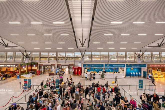 Cảng hàng không quốc tế Đà Nẵng hiện do Tổng công ty Cảng hàng không Việt Nam - ACV quản lý, khai thác. 