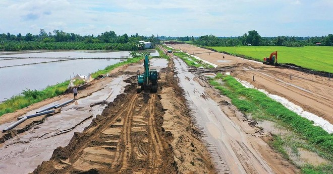 Khu vực Đồng bằng sông Cửu Long có nhiều dự án đang trong giai đoạn tăng tốc thi công dẫn tới nhu cầu nguồn vật liệu rất lớn. Ảnh: Tiến Giang