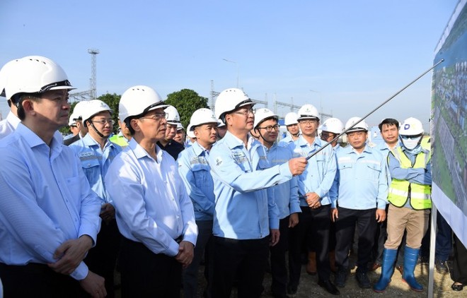 Phó Thủ tướng Bùi Thanh Sơn nghe báo cáo tiến độ chuỗi dự án Trung tâm Điện lực Ô Môn - Lô B tại phường Phước Thới, TP. Cần Thơ - Ảnh: VGP