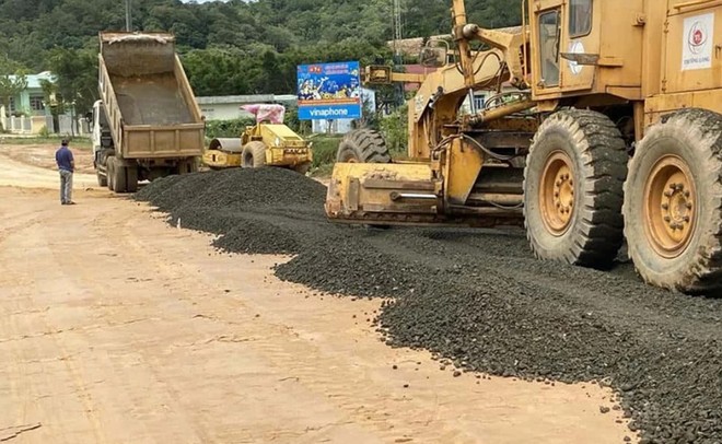 Dự án đầu tư xây dựng cải tạo, nâng cấp Tỉnh lộ 676 có tổng vốn đầu tư 1.300 tỷ đồng. Ảnh: Thanh Tuấn. 