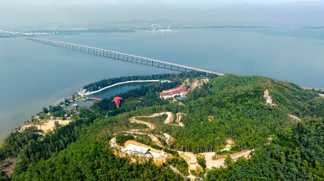 Vị trí thực hiện dự án nằm liền kề Khu du lịch Cửa Biển (Seagate) do Công ty TNHH Dịch vụ du lịch Quốc Thắng làm chủ đầu tư. Ảnh: Dũng Nhân. 