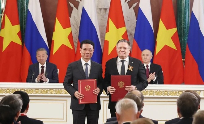 Tổng Bí thư Tô Lâm và Tổng thống Vladimir Putin chứng kiến trao văn kiện Lộ trình tổng thể về hợp tác năng lượng nguyên tử vào mục đích hòa bình giai đoạn 2025-2030 giữa Bộ Khoa học và Công nghệ Việt Nam và Tập đoàn ROSATOM của Nga. (Ảnh: Thống Nhất/TTXVN)