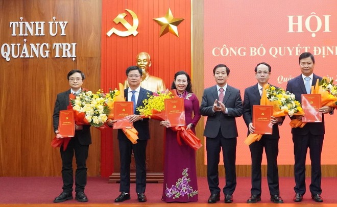 Bí thư Tỉnh ủy Quảng Trị Nguyễn Văn Phương trao quyết định và tặng hoa chúc mừng các cán bộ được điều động, luân chuyển. Ảnh: Linh Việt