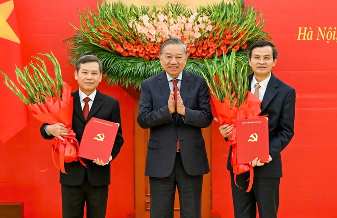 Tổng Bí thư Tô Lâm trao Quyết định của Bộ Chính trị và tặng hoa chúc mừng các đồng chí Lê Minh Trí và Đoàn Minh Huấn. (Ảnh: DUY LINH) 