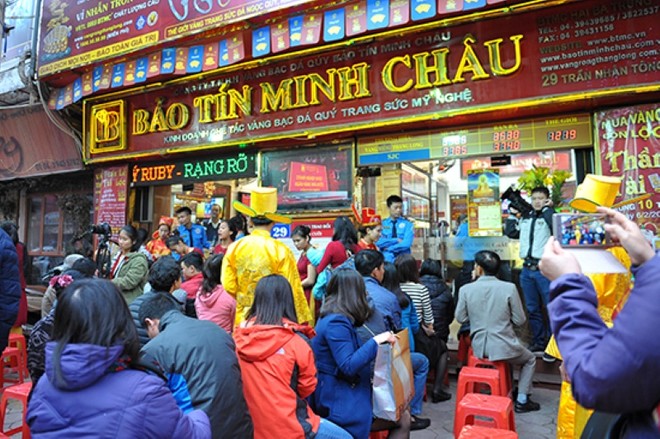 Người dân xếp hàng mua vàng tại Bảo Tín Minh Châu.