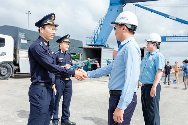 Nhiều doanh nghiệp nhỏ và vừa dù tham gia ngày càng sâu vào chuỗi cung ứng quốc tế nhưng lại thiếu nguồn lực để xây dựng bộ phận chuyên môn về pháp luật và hải quan. Ảnh: CHQ.