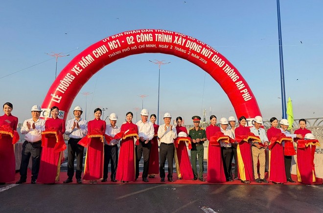 Lãnh đạo TP.HCM cùng lãnh đạo các sở, ngành cắt băng thông xe hầm chui HC1-02 nút giao An Phú - Ảnh: L.Q