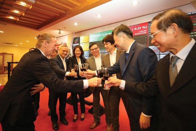 Ông Dominic Scriven (ngoài cùng bên trái) nâng ly cùng đối tác và cộng sự tại buổi lễ lên sàn của Dragon Capital