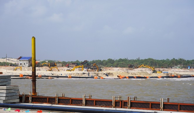 Các đơn vị nhà thầu đang thi công các hạng mục bến số 1 và vũng quay tàu. Ảnh: Trường Nhật