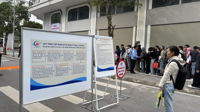 Người dân mua nhà ở xã hội tại xã Đông Anh, thành phố Hà Nội.