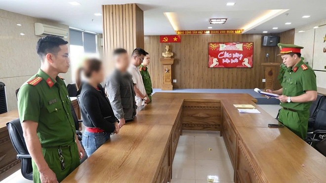 Cơ quan chức năng tống đạt các quyết định có liên quan với các đối tượng trong đường dây sản xuất, buôn bán sơn nước, bột trét tường JOTUN giả quy mô lớn nhất từ trước đến nay trên địa bàn Đà Nẵng. Ảnh: Công an Đà Nẵng 