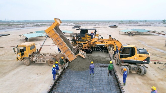 Thi công sân đỗ Cảng hàng không Quảng Trị. Ảnh: Đăng Đức. 