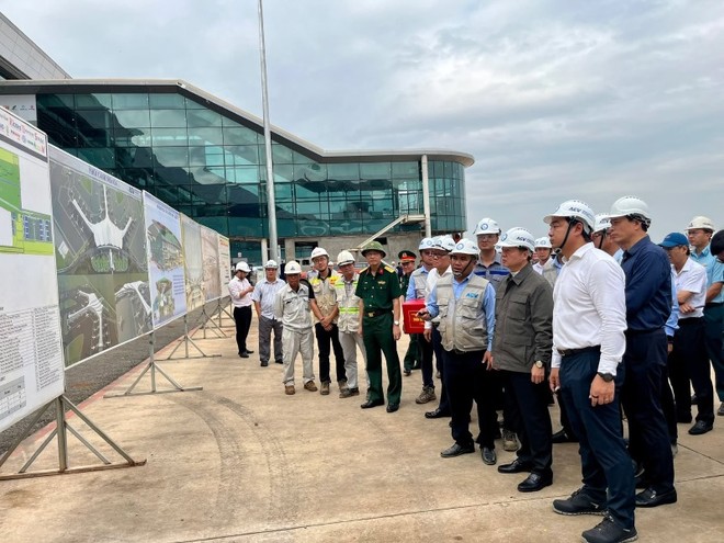 Phó Thủ tướng Trần Hồng Hà trên công trường xây dựng Cảng Hàng không quốc tế Long Thành - Ảnh: VGP.