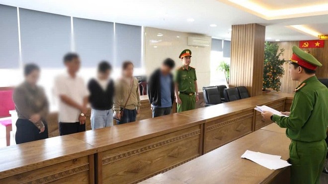 Cơ quan điều tra tống đạt quyết định khởi tố vụ án, khởi tố bị can đối với nhiều đối tượng liên quan đến hành vi “Mua bán trái phép hóa đơn giá trị gia tăng”. Ảnh: Công an Đà Nẵng 