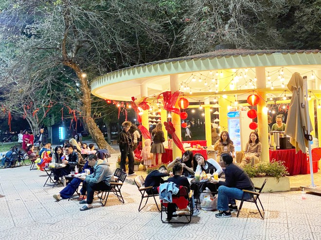 Người dân và du khách trải nghiệm tại “Khu Trải Nghiệm Tết Việt”, ngày 29 tháng Chạp.