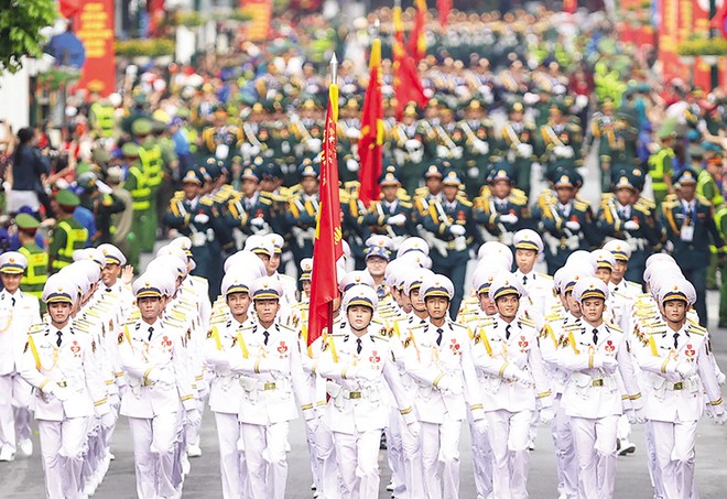 Khi những đoàn quân lớp lớp mạnh mẽ đi qua, trong triệu triệu vòng tay và tấm lòng Nhân dân, quân - dân cùng chung một ý chí, chung một nhịp đập lịch sử hào hùng của dân tộc 