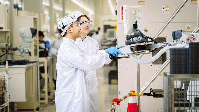 Quyết định mở cửa nền kinh tế và hội nhập quốc tế đã mang tới cho Việt Nam các khoản đầu tư lớn của các tập đoàn toàn cầu 