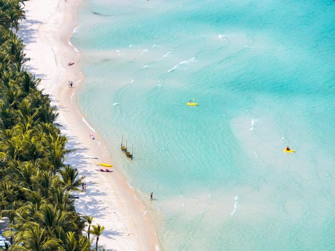 Làn nước trong veo như ngọc cùng bãi cát trắng mịn của Bãi Kem đặc biệt thu hút du khách (Ảnh: Fabl Belek)