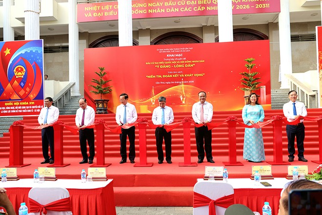 Lãnh đạo TP. Cần Thơ cắt băng khai mạc trưng bày chuyên đề Bầu cử đại biểu Quốc hội và Hội đồng nhân dân “Ý Đảng - Lòng dân” và Triển lãm sách “Niềm tin, đoàn kết và khát vọng”. Ảnh Phạm Trung