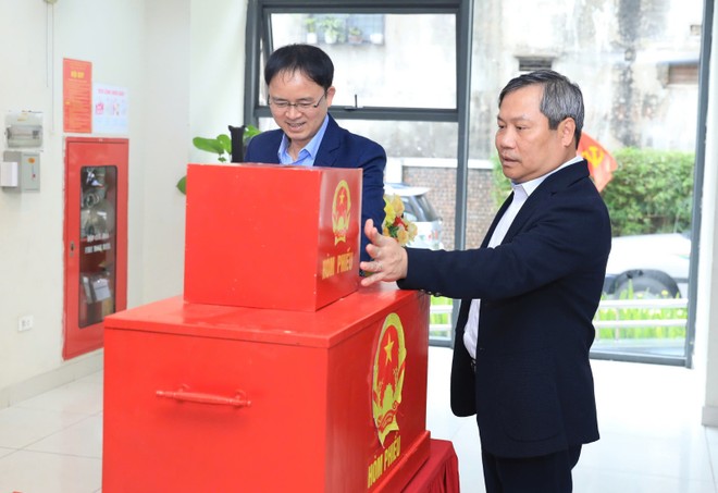 Chủ tịch UBND TP. Hà Nội Vũ Đại Thắng kiểm tra công tác bầu cử tại Đơn vị bầu cử số 3 - TP. Hà Nội.