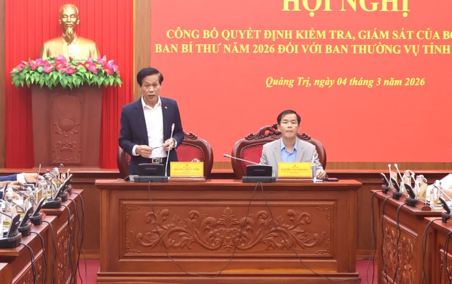 Ông Hoàng Phúc Lâm, Phó Giám đốc Học viện Chính trị Quốc gia Hồ Chí Minh - Phó Trưởng Đoàn kiểm tra (trái ảnh) và ông Nguyễn Văn Phương, Bí thư Tỉnh ủy Quảng Trị (phải ảnh) đồng chủ trì hội nghị.