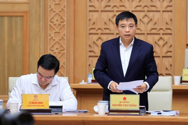 Bộ trưởng Bộ Tài chính Nguyễn Văn Thắng báo cáo tại Phiên họp Chính phủ thường kỳ tháng 2/2026. Ảnh VGP.