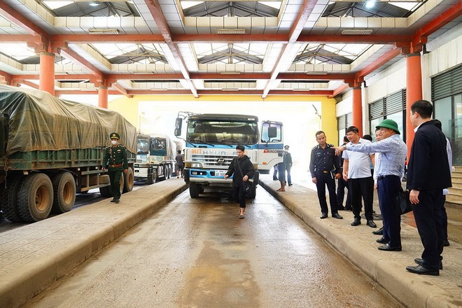 Phó Chủ tịch UBND tỉnh Quảng Trị Lê Đức Tiến (đội mũ cối xanh) kiểm tra khu vực dừng làm thủ tục thông quan cho các phương tiện tại Cửa khẩu quốc tế Cha Lo