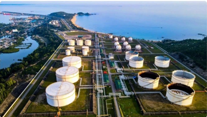 Nhà máy lọc dầu Dung Quất và Nghi Sơn đang vận hành bình thường, bảo đảm nguồn cung xăng dầu cho các thương nhân đầu mối theo hợp đồng đã ký đến hết tháng 3/2026. 