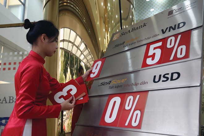 Với mức lãi suất lên tới 8-9%/năm, kênh tiền gửi tiết kiệm đang cho lãi suất thực dương 