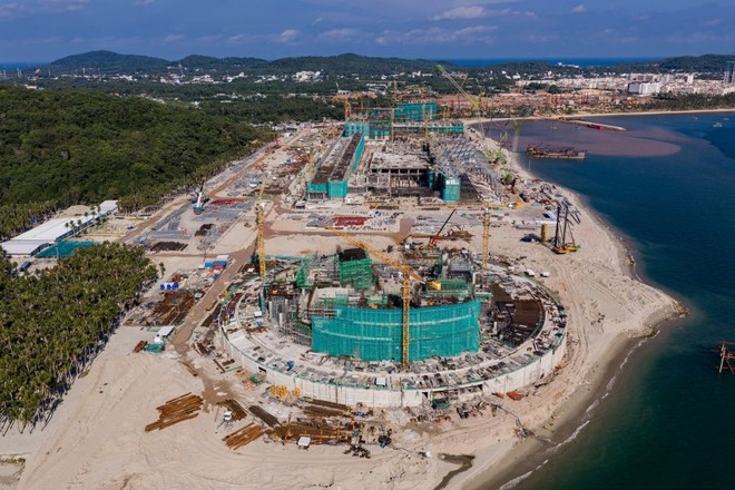 Công trường trung tâm hội nghị, triển lãm APEC và Khu đô thị hỗn hợp Bãi Đất Đỏ.