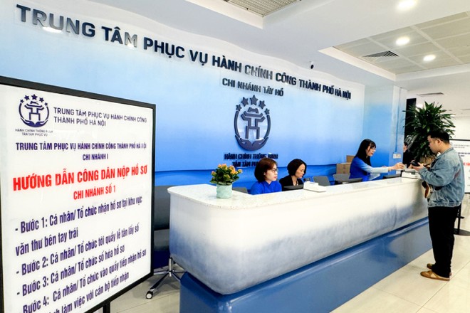 Người dân, doanh nghiệp thực hiện thủ tục hành chính tại Trung tâm Phục vụ hành chính công TP. Hà Nội.