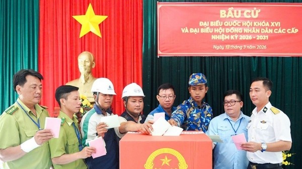Cán bộ, lực lượng vũ trang và nhân dân đảo Hòn Khoai bầu cử đại biểu Quốc hội và HĐND các cấp - Ảnh: Báo Cà Mau