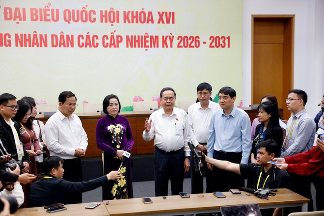 Chủ tịch Quốc hội Trần Thanh Mẫn thăm Trung tâm báo chí bầu cử - Ảnh NY.