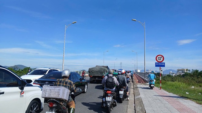 Cầu Hoà Xuân thường ùn tắc trong giờ cao điểm. 