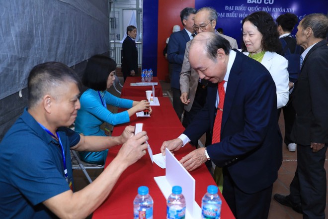 Theo Ủy ban Bầu cử TP. Hà Nội, đến 11 giờ 30 phút ngày 15/3, tỷ lệ cử tri đi bỏ phiếu trên toàn địa bàn đạt 70,09%. 