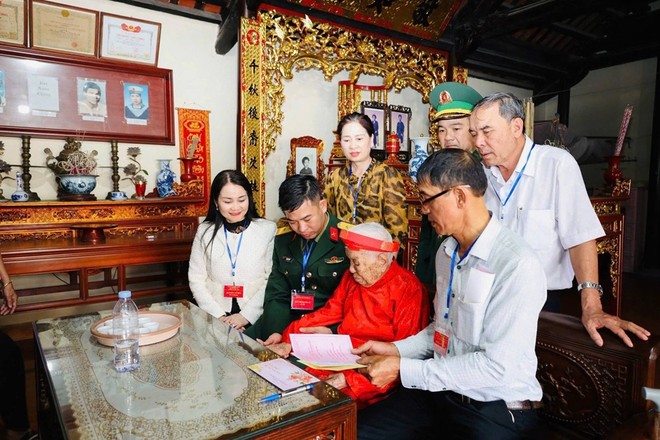 Tổ bầu cử số 21 đã mang hòm phiếu lưu động đến nhà Mẹ Việt Nam Anh hùng Trần Thị Bệ, 105 tuổi, tại Tổ dân phố Đằng Hải 9, phường Hải An, thành phố Hải Phòng