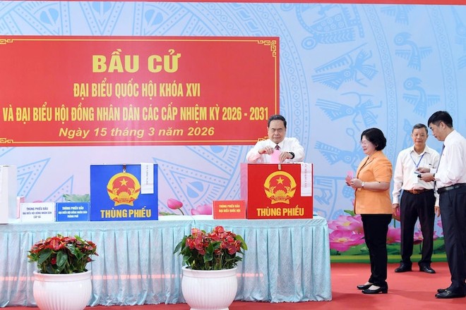 Chủ tịch Quốc hội Trần Thanh Mẫn, Chủ tịch Hội đồng Bầu cử quốc gia bỏ phiếu tại khu vực bỏ phiếu số 14, xã Hóc Môn, Thành phố Hồ Chí Minh (Ảnh: Lâm Hiển). 